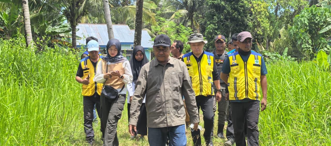 HALTIM- Bupati Halmahera Timur, Ubaid Yakub, mengikuti rapat bersama Wakil Gubernur Maluku Utara Sarbin Sehe dan Direktur Bulog RI.  Rapat tersebut dilaksanakan melalui zoom meeting, Selasa (7/10/2025), dan turut dihadiri para Bupati serta Walikota se-Mal