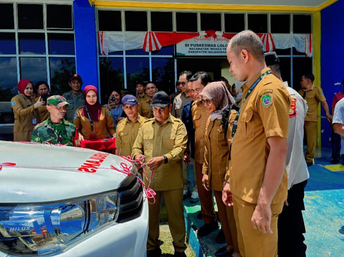 Tingkatkan Pelayanan Kesehatan di Wasteng, Bupati Haltim Serahkan Satu Unit Mobil Ambulance