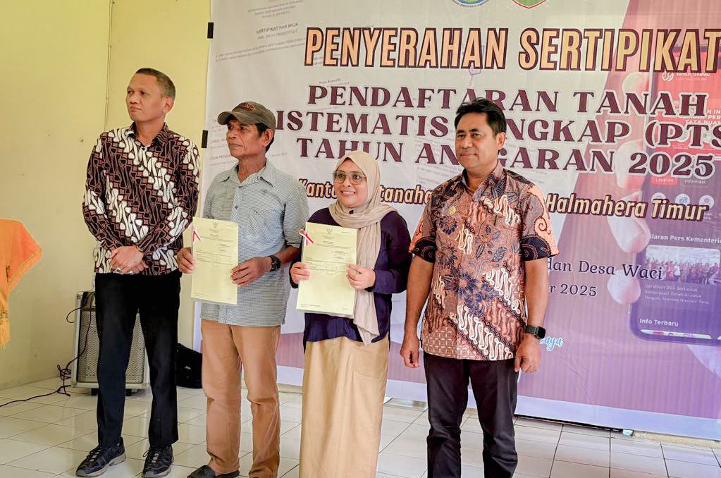 Bupati Ubaid Yakub Serahkan Sertifikat PTSL Kepada Warga Maba Selatan