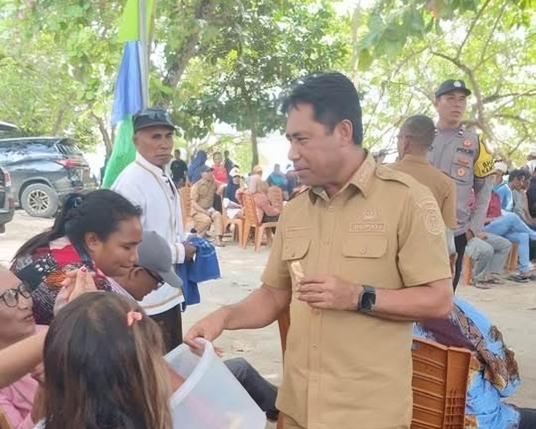 Momen Kedekatan Bupati Haltim Jadi Sorotan Warga Nyaolako, Sempat Berbagi Kue